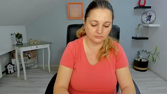 LollaGirl online show from January 22, 2025, 4:13 am