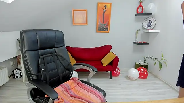 LollaGirl online show from February 14, 2025, 4:26 am