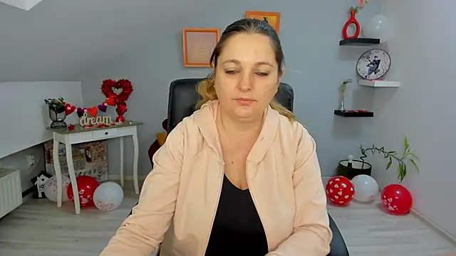 LollaGirl online show from February 18, 2025, 4:15 am