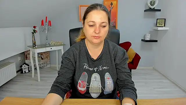 LollaGirl online show from March 17, 2025, 4:19 am