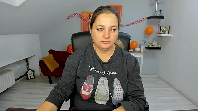 LollaGirl online show from October 31, 2025, 4:24 am