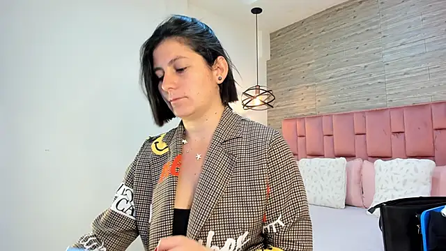 SarahDeyvis online show from January 16, 2025, 1:47 pm
