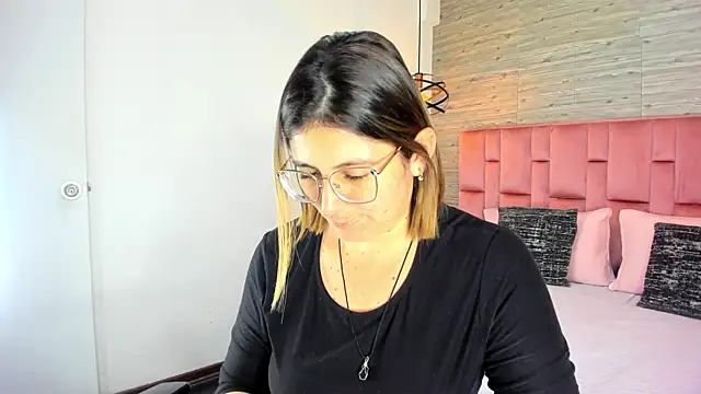 Snapshot of SarahDeyvis chatting on September 18, 2025, 6:21 pm SarahDeyvis online show from September 18, 2025, 6:21 pm