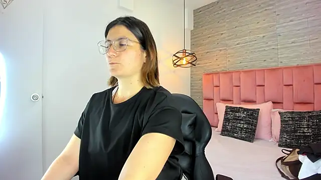 Snapshot of SarahDeyvis chatting on September 28, 2025, 2:33 pm SarahDeyvis online show from September 28, 2025, 2:33 pm