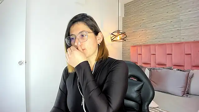 Snapshot of SarahDeyvis chatting on October 21, 2025, 1:12 pm SarahDeyvis online show from October 21, 2025, 1:12 pm