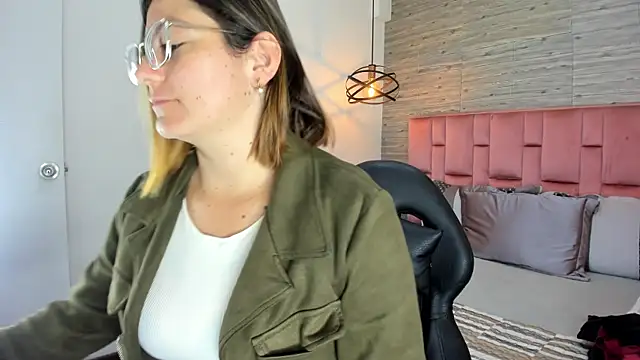 Snapshot of SarahDeyvis chatting on October 22, 2025, 1:33 pm SarahDeyvis online show from October 22, 2025, 1:33 pm