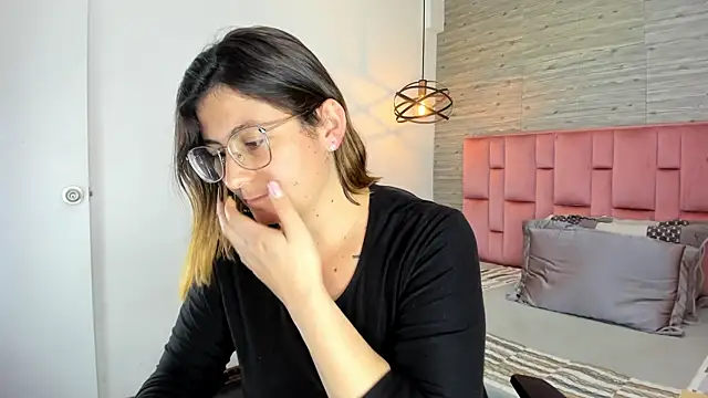 Snapshot of SarahDeyvis chatting on October 23, 2025, 5:23 pm SarahDeyvis online show from October 23, 2025, 5:23 pm