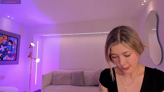 EveBensonX online show from October 13, 2025, 12:27 pm