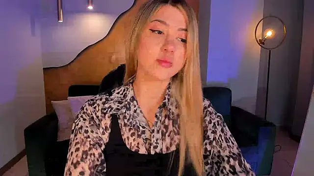 EveBensonX online show from November 19, 2025, 12:27 pm