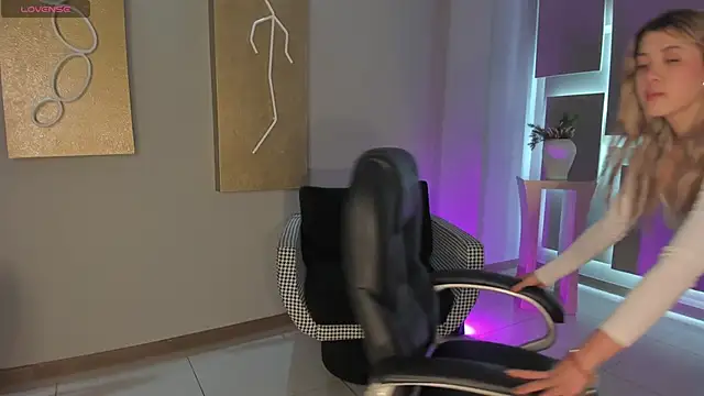 EveBensonX online show from December 19, 2025, 1:18 pm