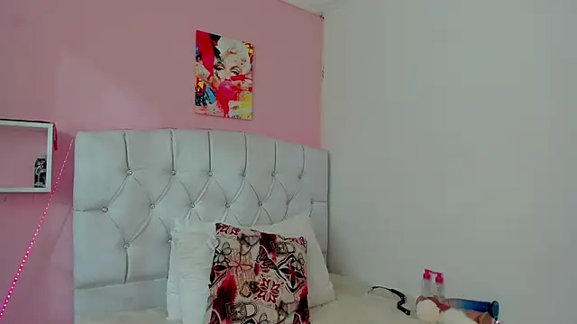 18candys online show from October 3, 2025, 9:23 pm