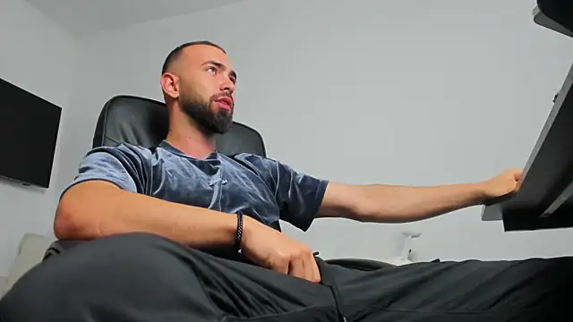 MichaelMasterss online show from December 12, 2024, 8:47 am