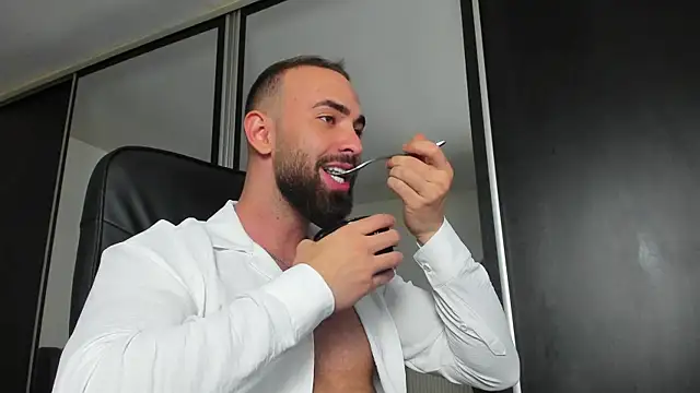 MichaelMasterss online show from March 20, 2025, 9:35 pm