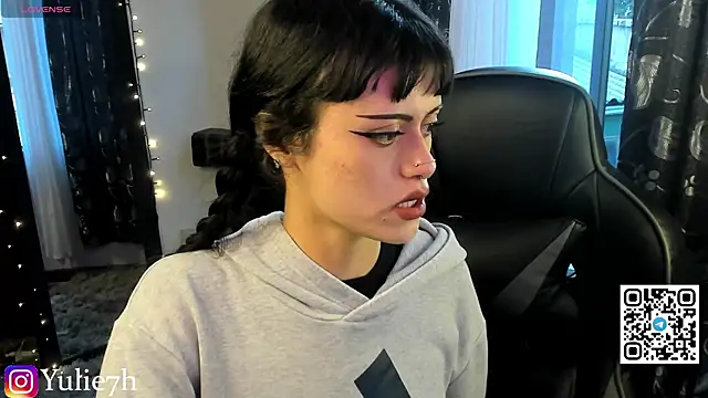  Jessy Moon  online show from August 4, 2026, 10:56 pm