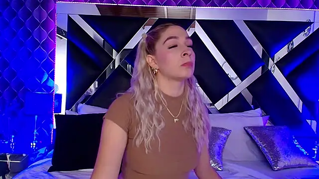 victoriaa lee  online show from October 9, 2025, 7:12 pm