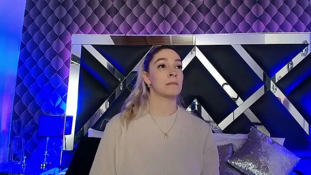 victoriaa lee  online show from November 18, 2025, 8:35 pm