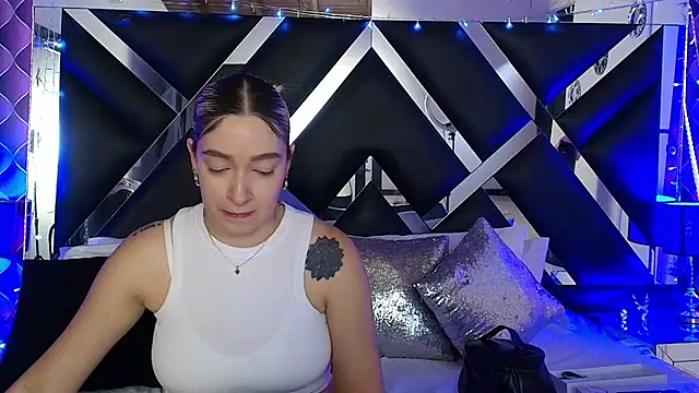 victoriaa lee  online show from May 11, 2026, 7:11 pm