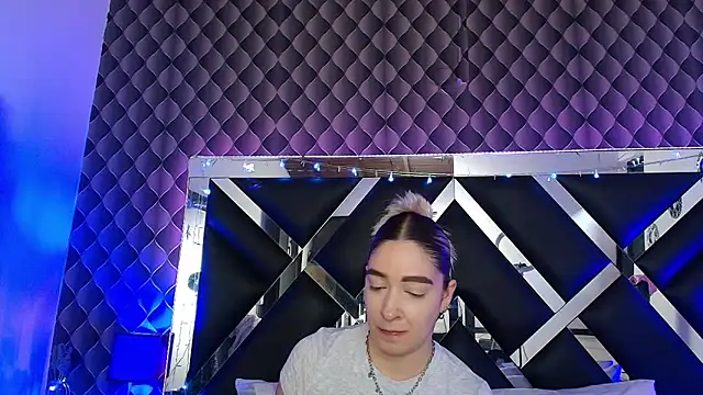 victoriaa lee  online show from June 19, 2026, 7:17 pm