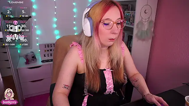 Snapshot of JustKerry chatting on November 3, 2025, 9:43 am JustKerry online show from November 3, 2025, 9:43 am