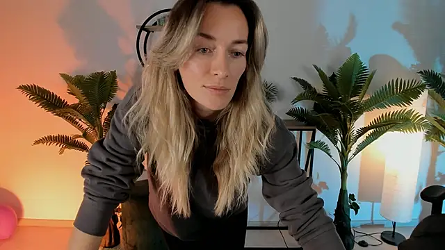 RebeccaMartinez online show from December 13, 2024, 12:28 pm