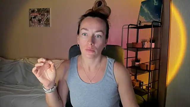 Snapshot of RebeccaMartinez chatting on October 6, 2025, 10:45 am RebeccaMartinez online show from October 6, 2025, 10:45 am