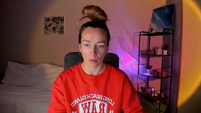 Snapshot of RebeccaMartinez chatting on October 12, 2025, 8:57 am RebeccaMartinez online show from October 12, 2025, 8:57 am