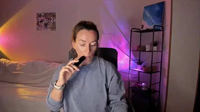 Snapshot of RebeccaMartinez chatting on October 22, 2025, 12:27 pm RebeccaMartinez online show from October 22, 2025, 12:27 pm