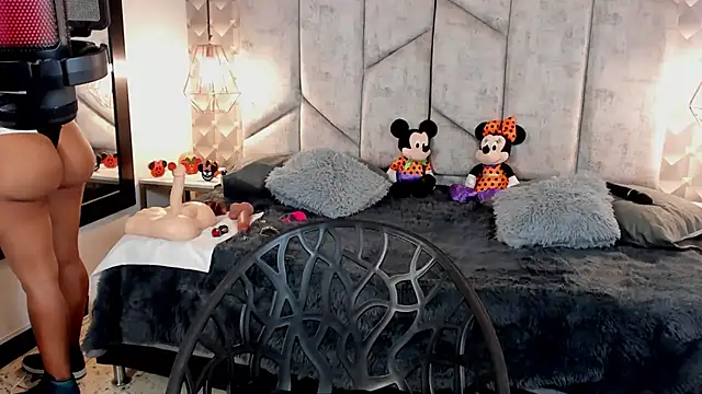 Snapshot of NiicolleMiller chatting on October 14, 2025, 12:17 pm NiicolleMiller online show from October 14, 2025, 12:17 pm