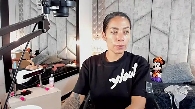 Snapshot of NiicolleMiller chatting on October 17, 2025, 12:19 pm NiicolleMiller online show from October 17, 2025, 12:19 pm