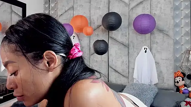 Snapshot of NiicolleMiller chatting on October 29, 2025, 11:23 am NiicolleMiller online show from October 29, 2025, 11:23 am