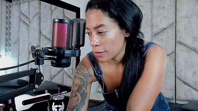 NiicolleMiller online show from November 8, 2025, 1:00 pm