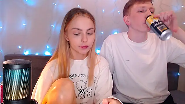 juliaanddima online show from September 21, 2025, 10:00 pm