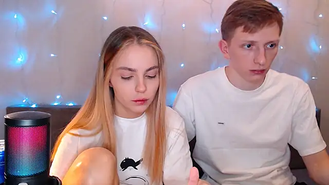 juliaanddima online show from October 3, 2025, 9:56 pm