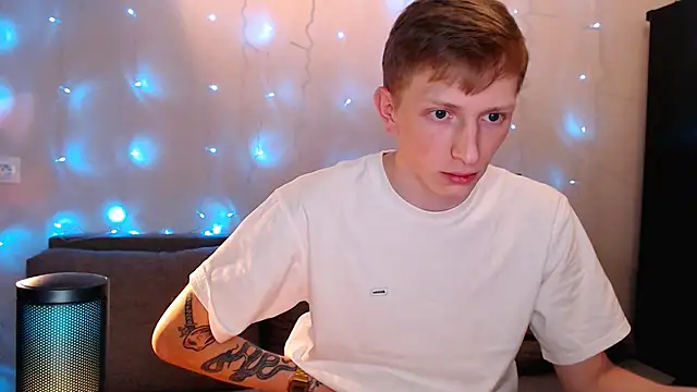 juliaanddima online show from October 7, 2025, 9:34 pm