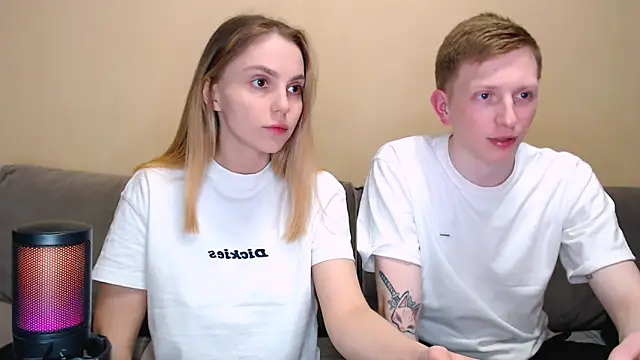 juliaanddima online show from May 8, 2026, 9:53 pm