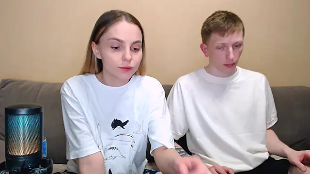 juliaanddima online show from May 9, 2026, 9:42 pm