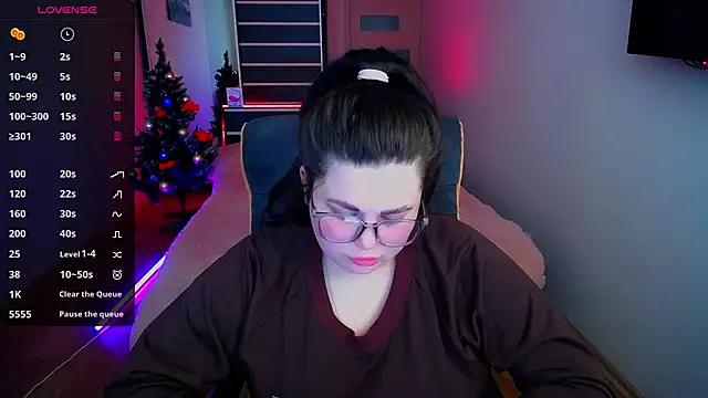 Snapshot of Emily_Mo chatting on December 13, 2024, 9:46 am Emily Mo online show from December 13, 2024, 9:46 am