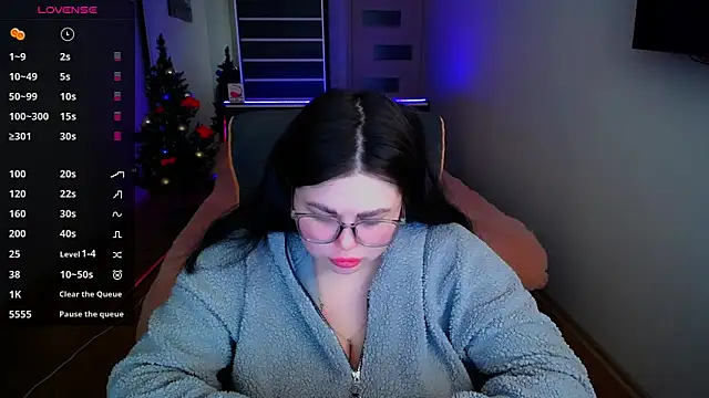 Snapshot of Emily_Mo chatting on December 14, 2024, 6:35 am Emily Mo online show from December 14, 2024, 6:35 am