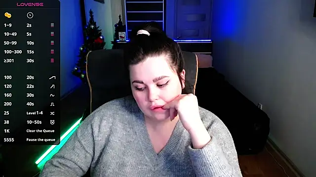 Snapshot of Emily_Mo chatting on December 19, 2024, 6:12 am Emily Mo online show from December 19, 2024, 6:12 am