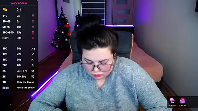 Snapshot of Emily_Mo chatting on December 19, 2024, 9:18 am Emily Mo online show from December 19, 2024, 9:18 am