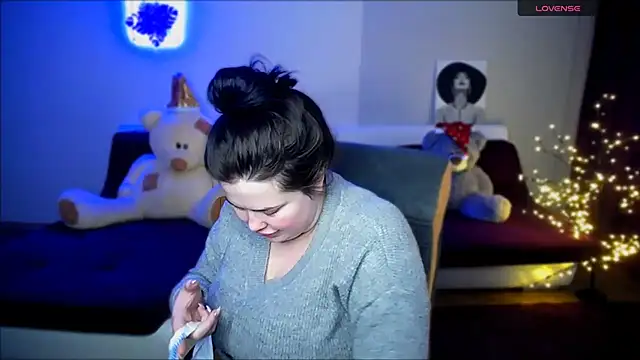 Snapshot of Emily_Mo chatting on December 25, 2024, 6:20 am Emily Mo online show from December 25, 2024, 6:20 am