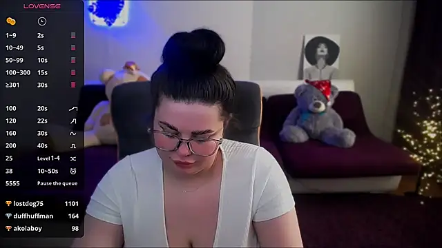 Snapshot of Emily_Mo chatting on January 5, 2025, 9:37 am Emily Mo online show from January 5, 2025, 9:37 am