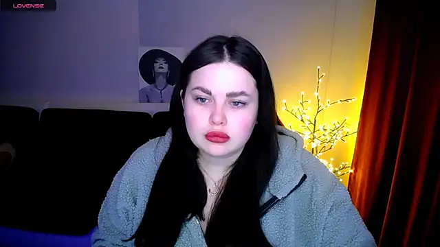 Snapshot of Emily_Mo chatting on January 22, 2025, 6:31 am Emily Mo online show from January 22, 2025, 6:31 am