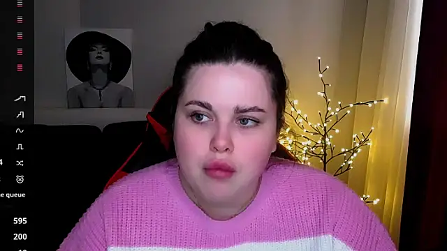Snapshot of Emily_Mo chatting on February 13, 2025, 9:41 am Emily Mo online show from February 13, 2025, 9:41 am
