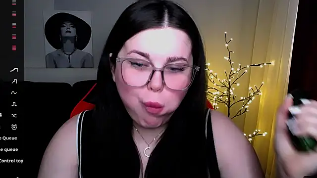 Snapshot of Emily_Mo chatting on February 14, 2025, 9:34 am Emily Mo online show from February 14, 2025, 9:34 am