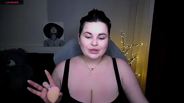 Snapshot of Emily_Mo chatting on February 16, 2025, 5:59 am Emily Mo online show from February 16, 2025, 5:59 am
