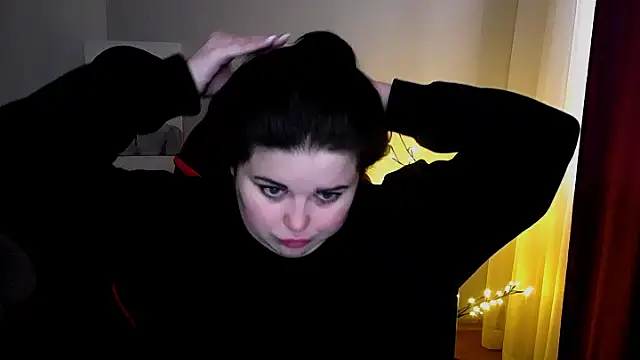 Snapshot of Emily_Mo chatting on February 18, 2025, 11:33 am Emily Mo online show from February 18, 2025, 11:33 am