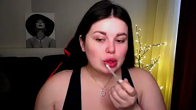 Snapshot of Emily_Mo chatting on February 19, 2025, 6:44 am Emily Mo online show from February 19, 2025, 6:44 am