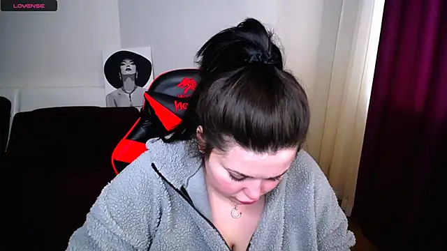 Snapshot of Emily_Mo chatting on March 5, 2025, 9:49 am Emily Mo online show from March 5, 2025, 9:49 am