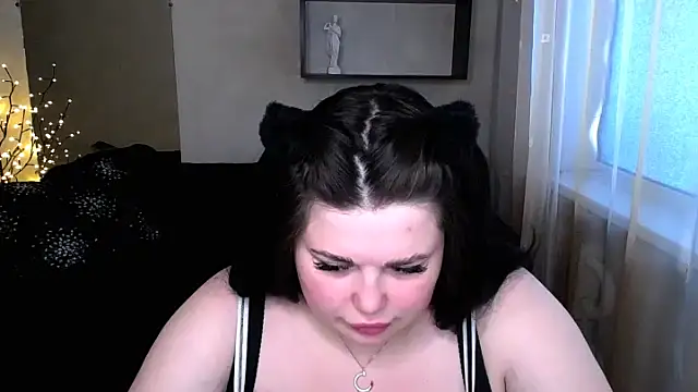 Snapshot of Emily_Mo chatting on March 19, 2025, 9:28 am Emily Mo online show from March 19, 2025, 9:28 am